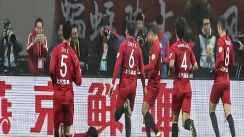 迪亚斯梅开二度，萨拉赫助攻建功，利物浦3-0大胜曼联